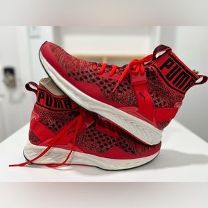Vnds Like Brand new!	
Size 10.5- PUMA Ignite Evoknit Red